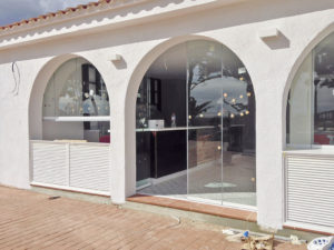 aluteknic-cortinas-vidrio-camping-las-palmeras-torredembarra