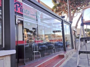 aluteknic-cortinas-vidrio-pergola-bioclimatica-heladeria-castelldefels