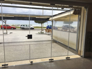 aluteknic-cortinas-vidrio-restaurante-cubelles